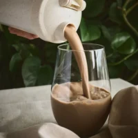 nutriqa-vegan-protein-maca-carob-3.webp Nutriqa Vegán Fehérjepor Maca-Carob - 500g